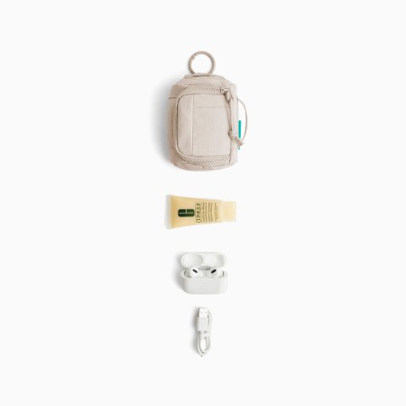 Mini pochette AirPods & Buds - Beige - Vue du dessus avec accessoires